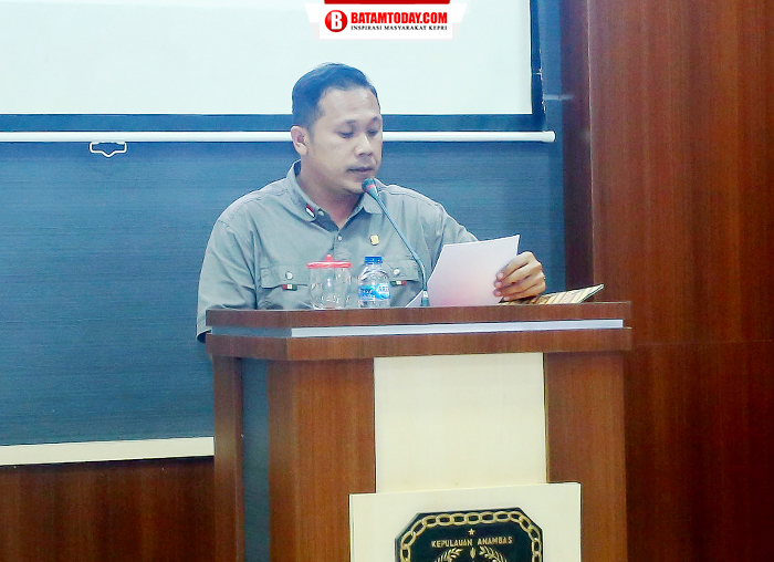 Yusli YS Anggota Bapemperda DPRD Anambas saat membacakan kesimpulan seluruh fraksi
